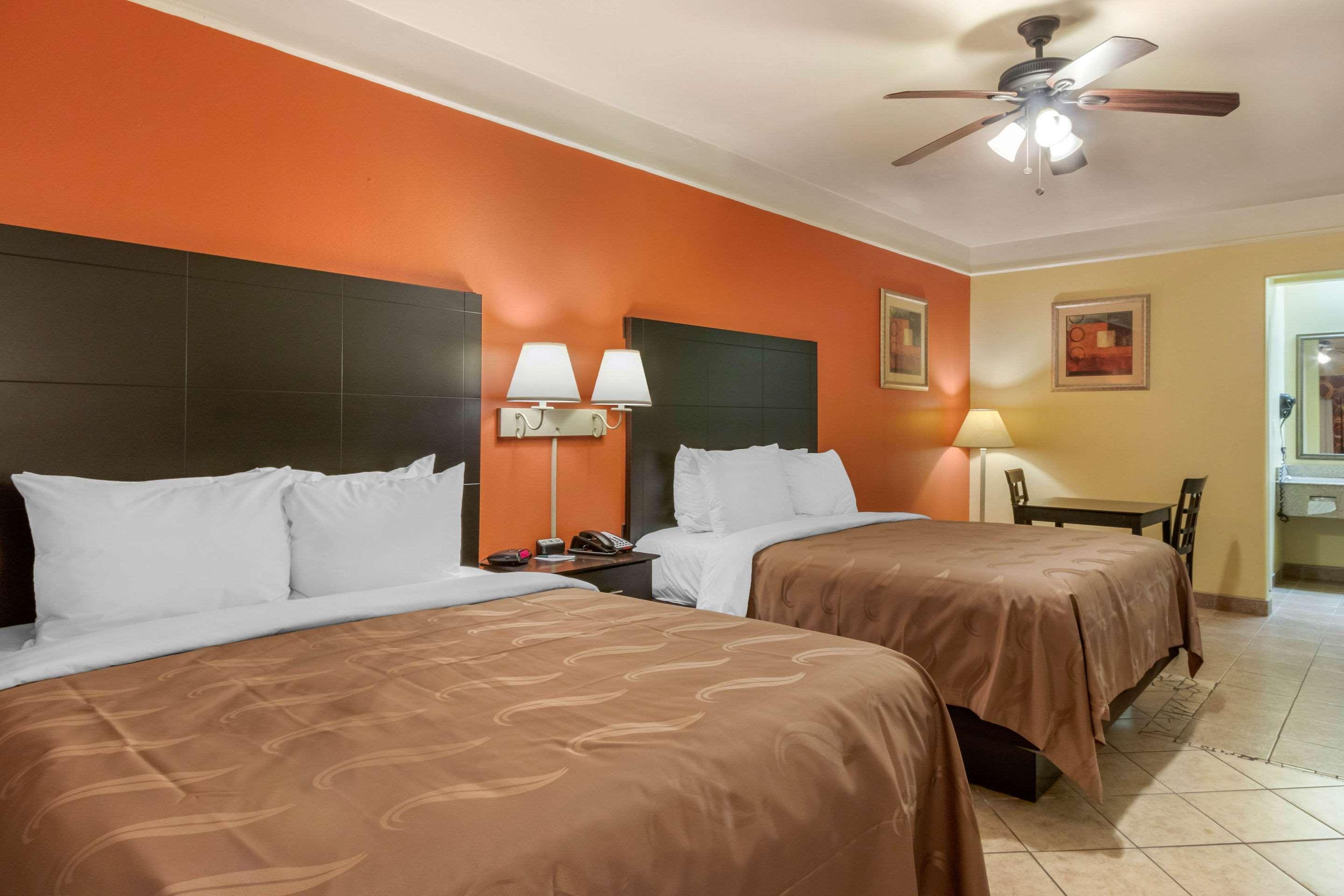 Quality & At The Outlets Mercedes-weslaco 3* Mercedes